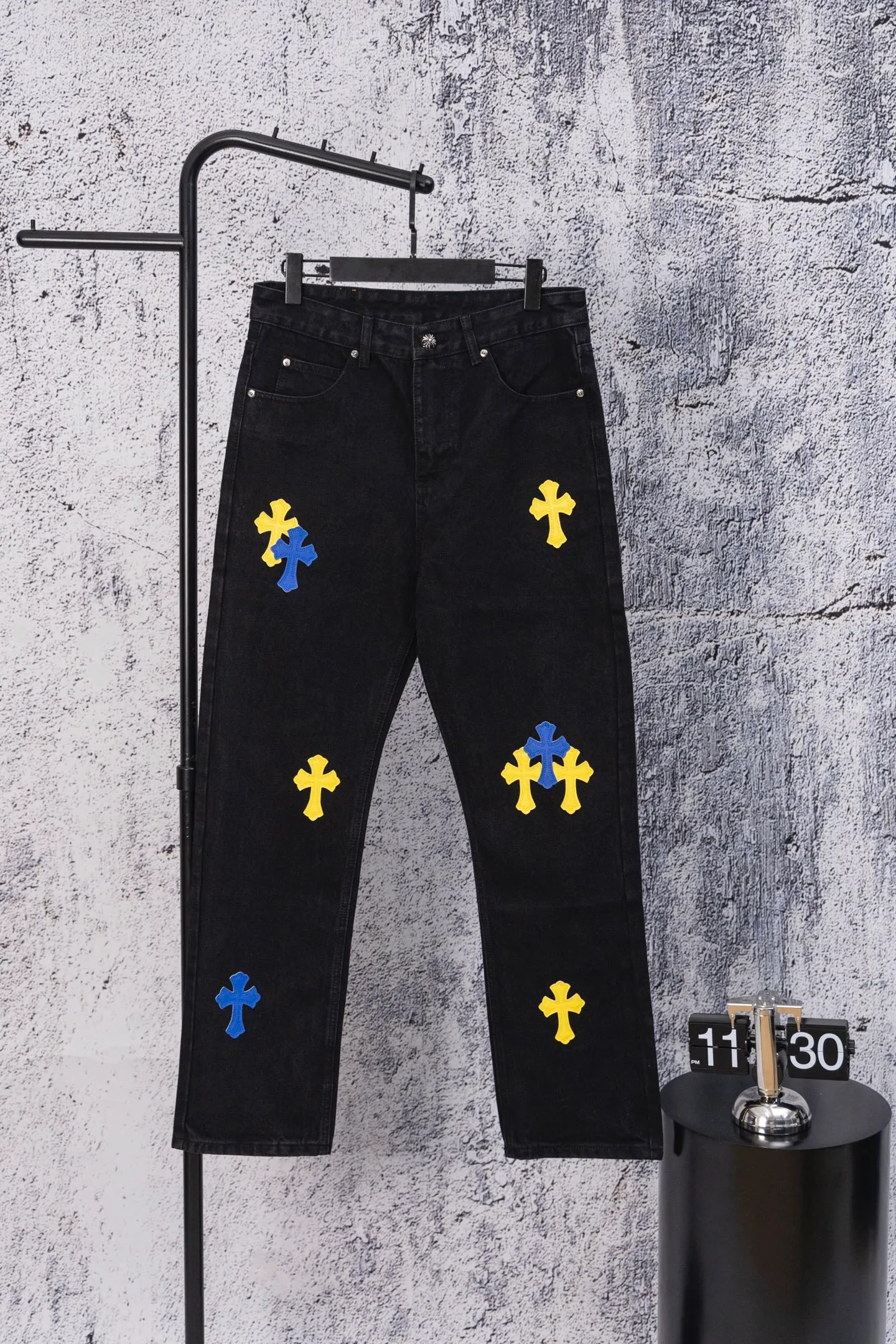 P240 CH Chromehearts limited edition yellow and blue cross patchwork leather black jeans, priced at 34W level, patchwork cross pattern embellishment, washed jeans! ! An absolutely high-end luxury product, a 1.9W-level god-level single product, a super popular product, made by top heavy industry, a magic weapon that cannot be missed! [About Zangyin] This is an extremely luxurious fashion brand that can also be called the aristocracy of the high street. It has always been an exclusive brand for some hipsters or rich second generations. Compared with ordinary high streets, it is more luxurious and noble. Compared with luxury brands, it is more fashionable and individual. It has always been a brand that I have a special liking for. [Top heavy industry fashion design] Consistently high-street luxury style. Speaking of this style, the Zangyin family and GU family are definitely the leading representative brands. Especially the Zangyin family has really achieved a state-of-the-art effect in creating high-street style. The unique washed material is used to create this style. The color system is already quite eye-catching. After it is decorated with patchwork cross flowers, it cleverly highlights the charm of the brand. Secondly, this style uses classic The high-waist cutting design highlights the long legs and fashionable temperament of the upper body. The brand is highly recognizable and the slim fit configuration is more suitable for daily wear. It is a product that interprets personality, fashion, and specifications at a glance. This single product is enough to make any fan excited. It can be a white T-shirt for a youthful college style, or a tight suspender for a royal style. It has strong matching ability and can be easily controlled by men.  [Materials and craftsmanship] Needless to say, this point goes without saying. As an excellent craftsman brand, Zangyin’s requirements for details and craftsmanship are really perfect. The washed color of this model has gone through so many processes, not to mention the embellishment of denim appliques. It is also purely hand-made and sewn. Just like what they believe in, only hand-made things have soul and have the meaning of wear. A top-notch heavy-duty fashionable denim item, I look forward to your perfect interpretation! !  Color: Black Size: 28-36